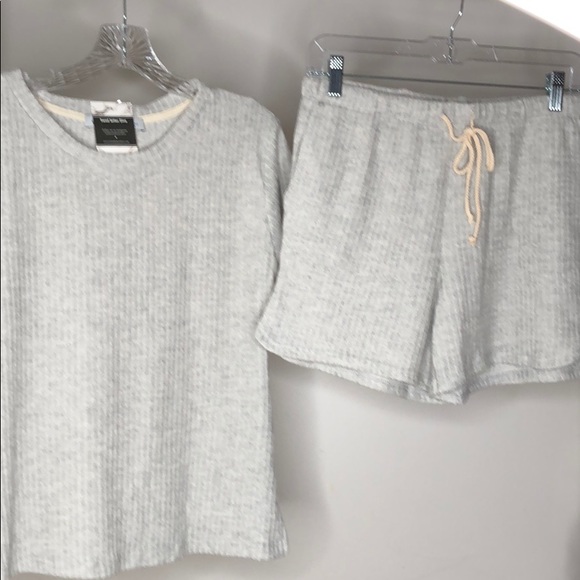 LIGHT GRAY TOP & SHORT SET - Picture 8 of 13